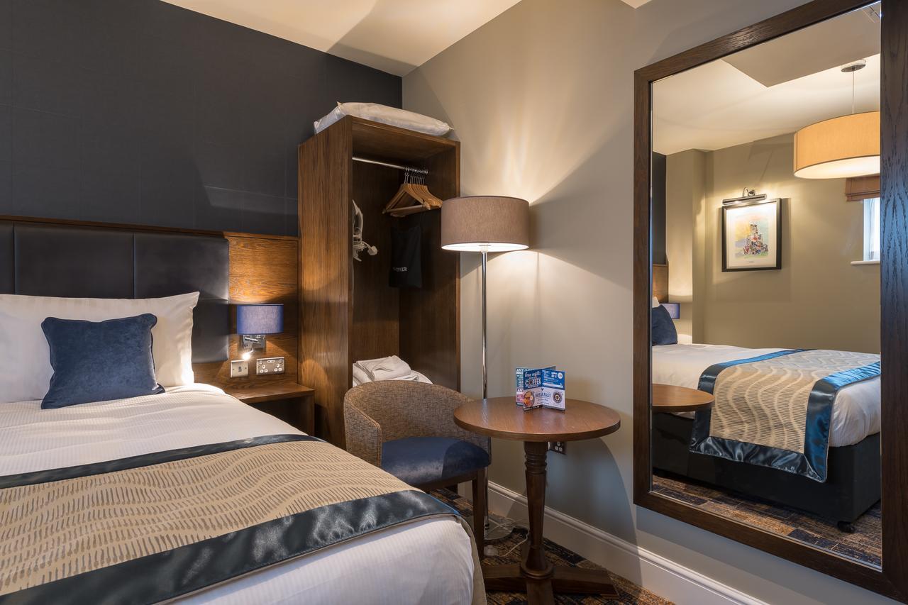 The John Russell Fox Wetherspoon Hotell Andover Exteriör bild